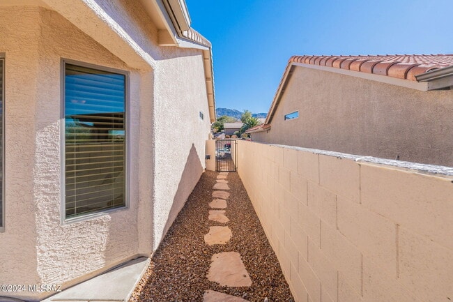 Building Photo - 36500 S Rock Crest Dr