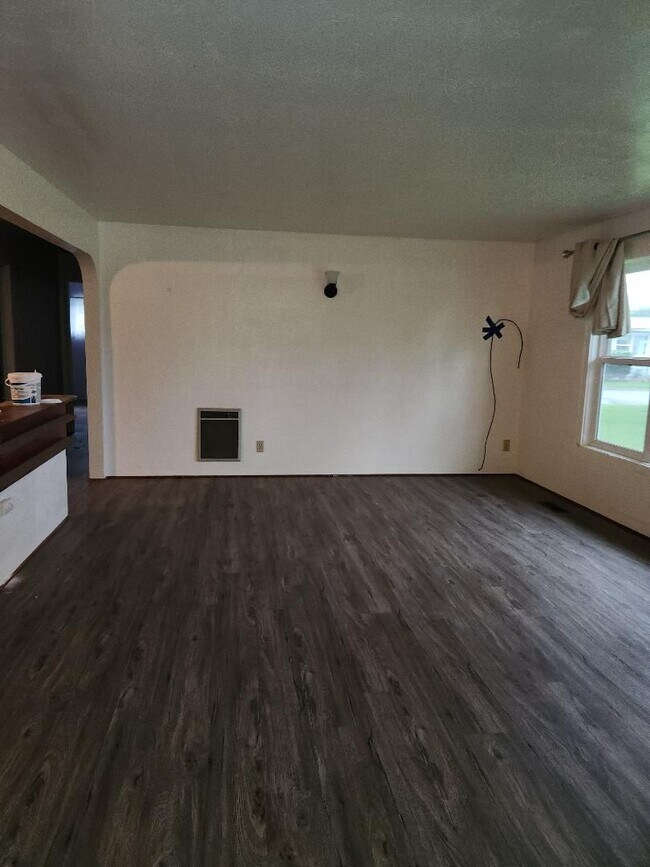 Building Photo - 3 bedroom 1 Bath House on Well