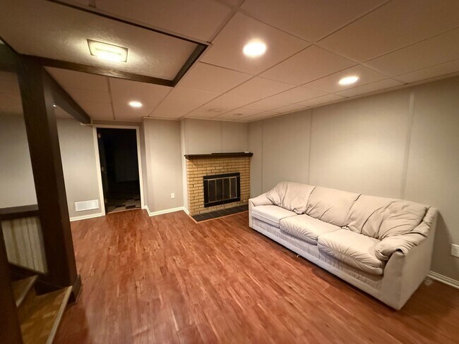 Building Photo - Beautiful 4 bed 2.5 Bath Bloomington SF Ho...