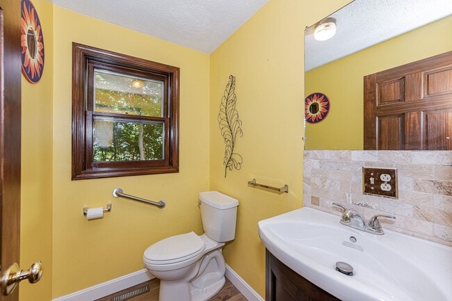 Building Photo - 44 Gillis St