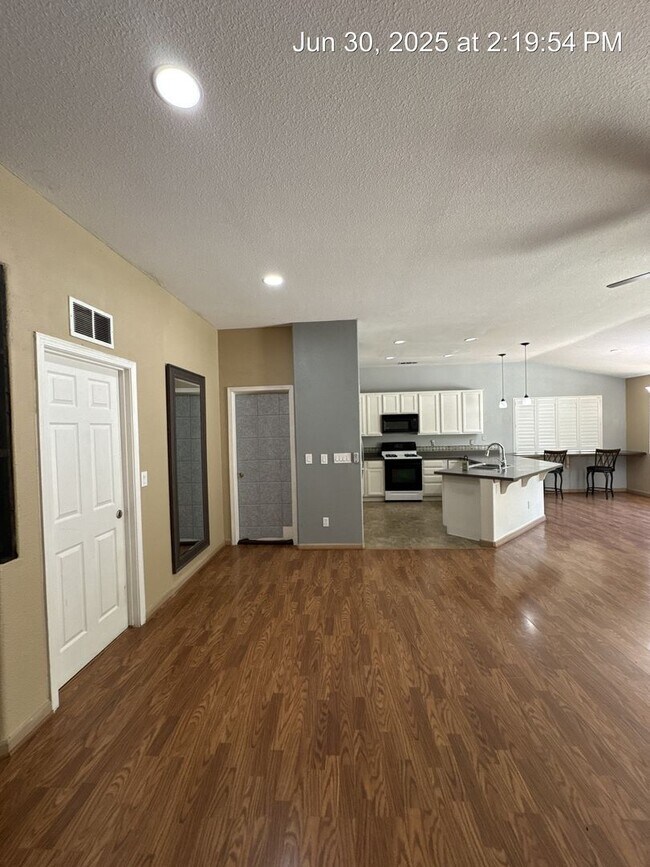 Building Photo - 3969