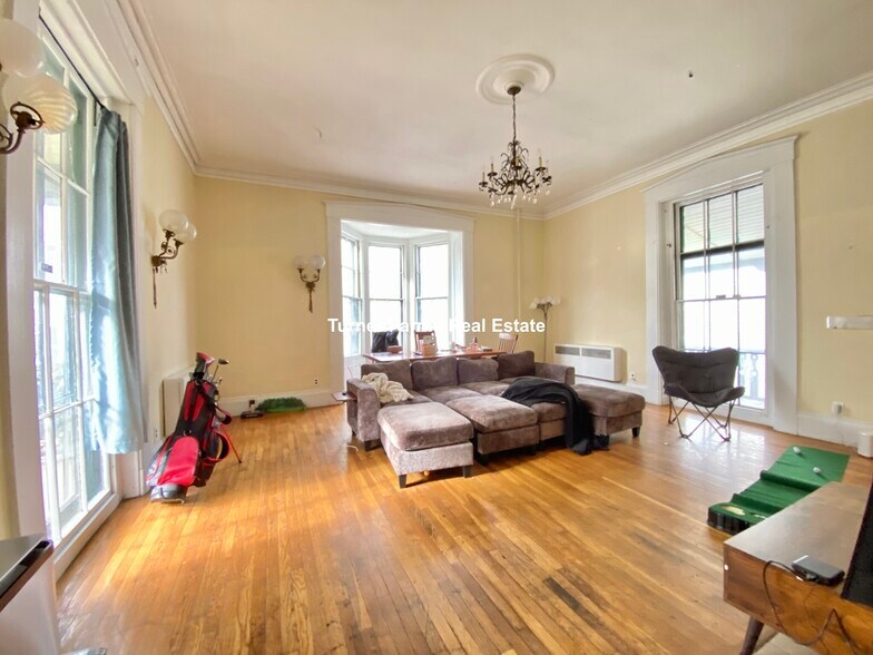 Building Photo - 139 Hillside St