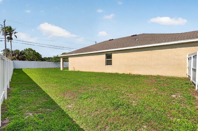 Building Photo - Renovated 4 Beds 2 Baths Single Family on Over a QTR Acre lot | Huge Yard