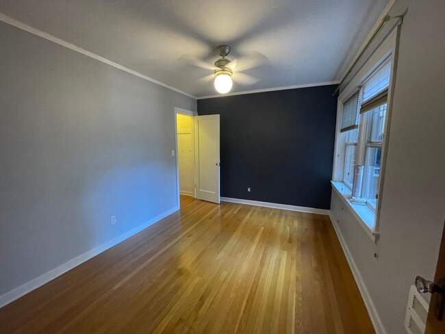 Building Photo - Queens Court Large Charming 1 Bedroom Avai...