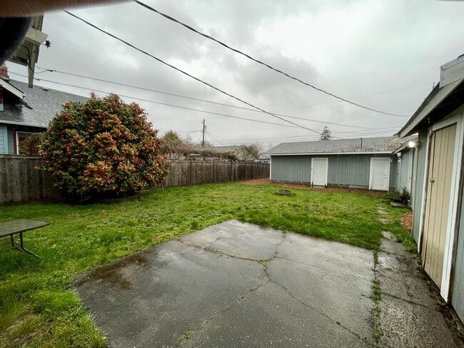 Building Photo - Charming Renovated 3-Bed, 2-Bath Home with Spacious Yard in Lincoln District
