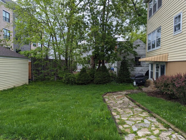Building Photo - Cozy Studio Apartment in the Heart of Shorewood Hills