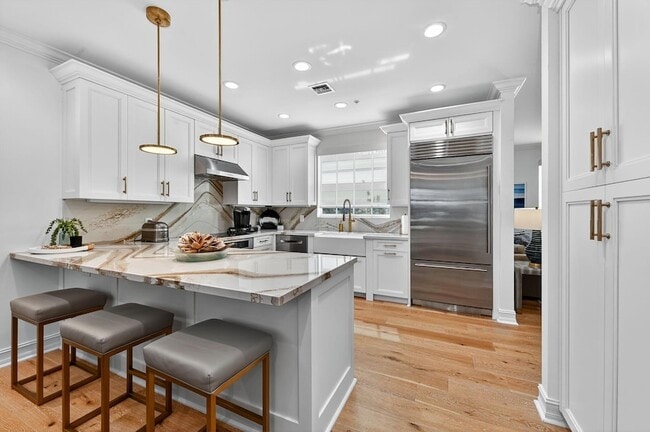 Building Photo - 121 Lily Ln