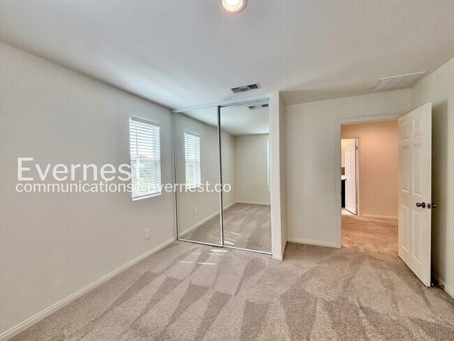 Building Photo - 4 Bed/3 Bath Home with Fenced Yard & Garage / Vouchers Accepted / Available Now!