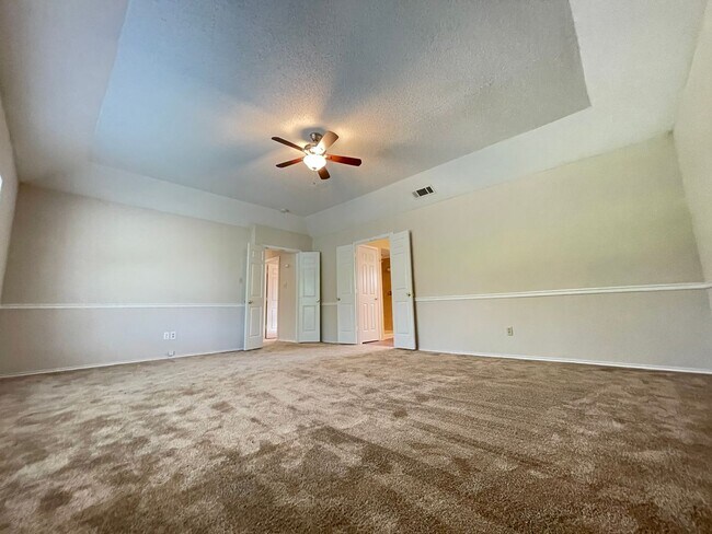 Building Photo - 4 Bed 2 Bath