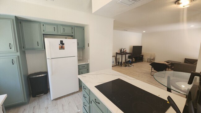 Building Photo - 1005 W MLK #B