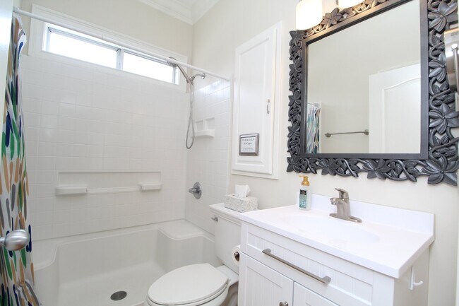 Building Photo - Charming Downtown 2BR/1BA Cottage – Hardwood Floors, Granite Kitchen, Front Porch, Fenced Backyar...