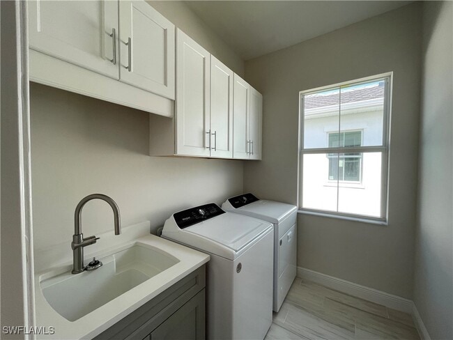 Building Photo - 9213 Cayman Dr
