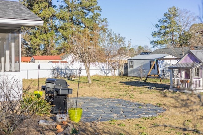 Building Photo - Spacious Stay for Crews | 4BR + Parking + ...