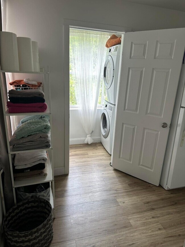 Building Photo - Spacious 5-Bed Home Near UC with In-Unit Laundry