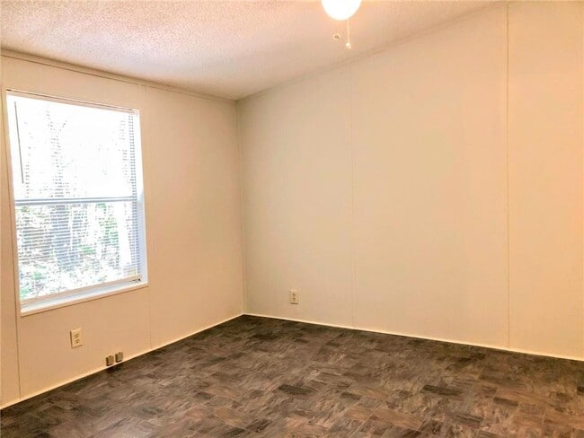 Building Photo - 584 Mountain Ridge Dr