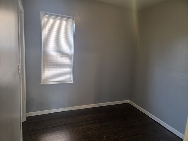 Building Photo - 2530 S 60th Ct