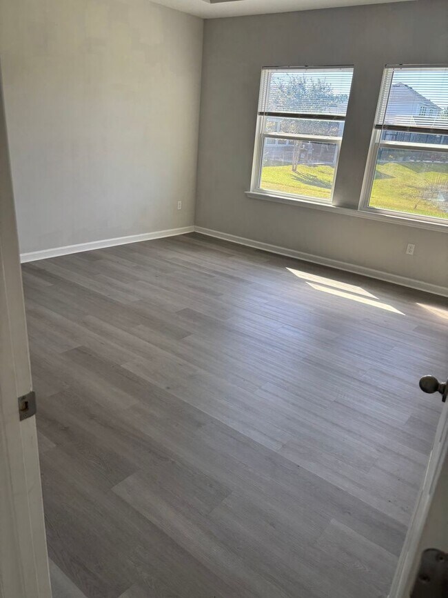 Building Photo - 4 Bedroom 3 Full Bath House in Convenient Location