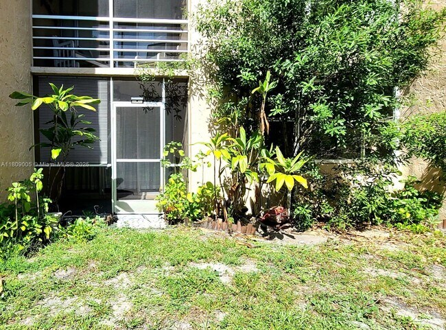 Building Photo - 9410 Live Oak Pl