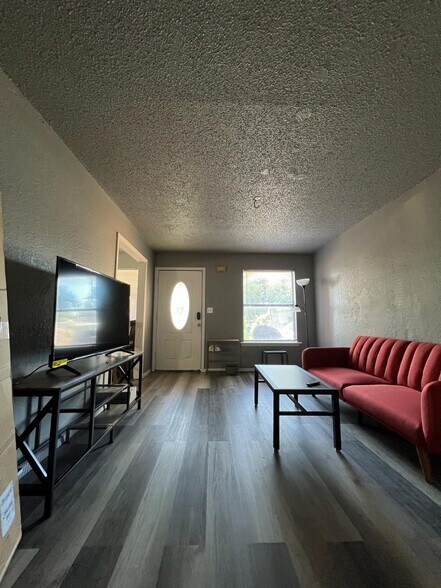 Primary Photo - 109 SE 42nd St