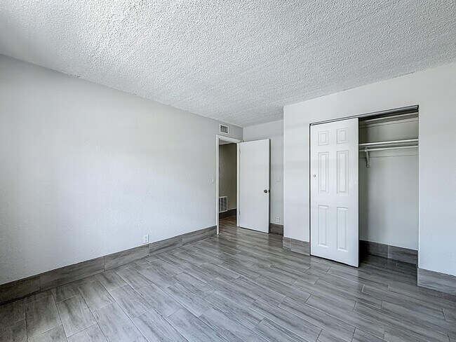 Building Photo - 337 Kenilworth Blvd