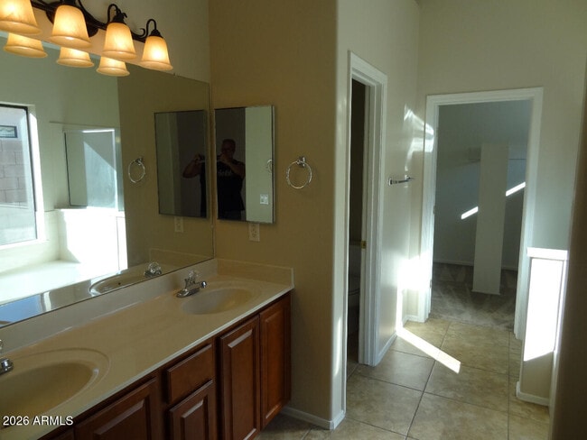 Building Photo - 1011 W Samantha Way