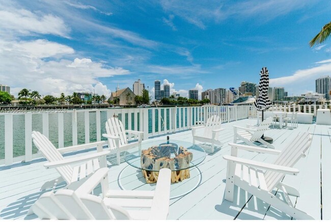 Building Photo - 6865 Bay Dr