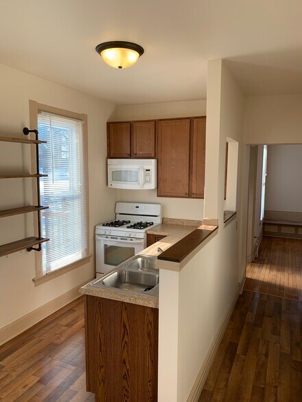 Updated kitchen - 1034 Spaight St