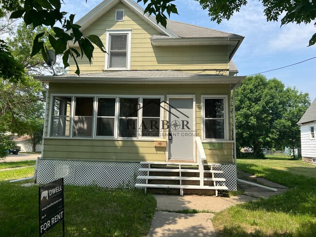Building Photo - 401 9th St NE