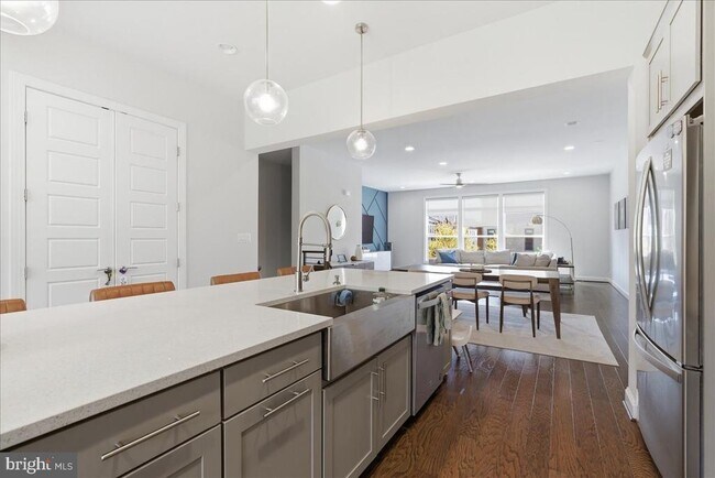 Building Photo - 4537 Plateau Dr