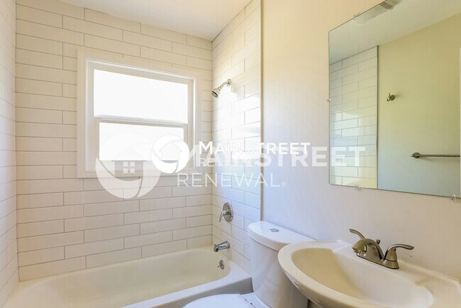 Building Photo - 4 Bedroom Pet-Friendly Home in KANSAS CITY, MO with Main Street Renewal