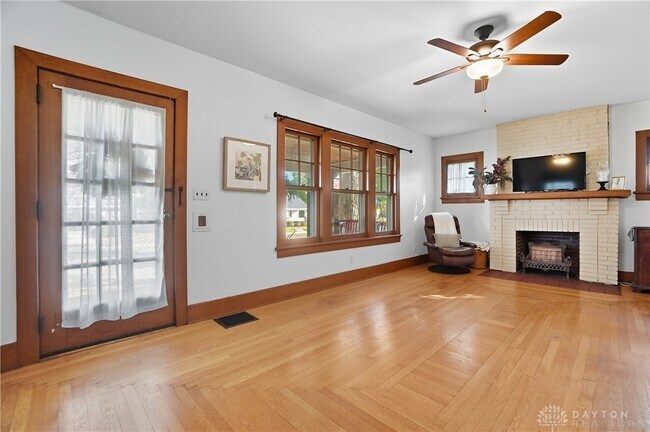 Building Photo - 518 Irving Ave