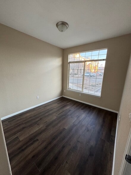 Building Photo - 1520 S Florence Way