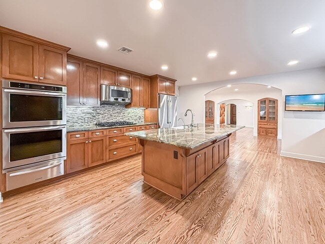 Building Photo - Upgraded Sherman Oaks 4+4 home - Ready for Move In!