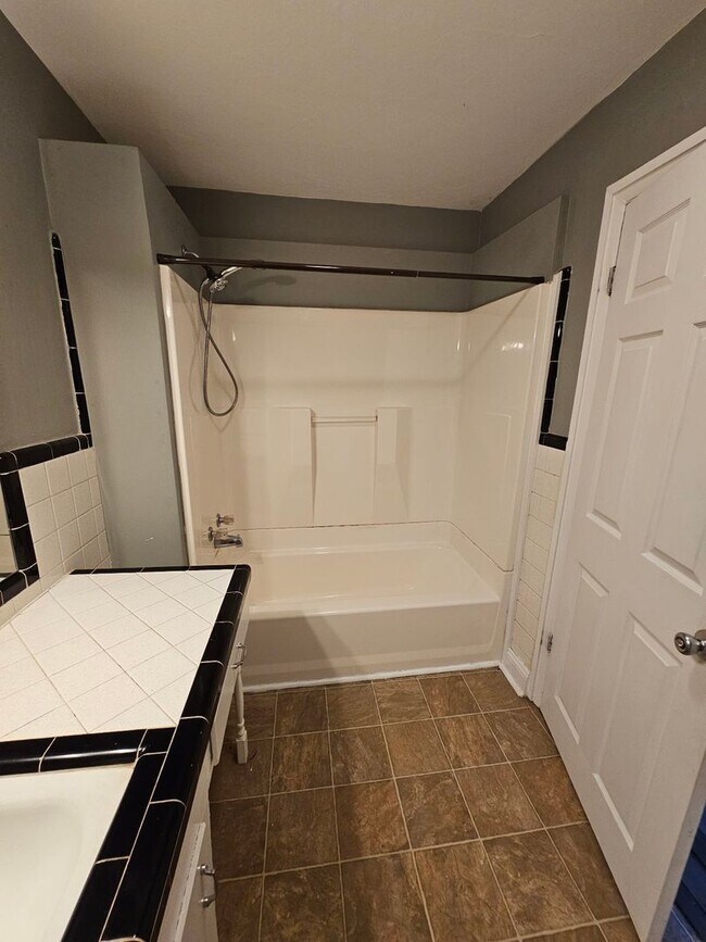 Building Photo - 3 Bed 1 Bath - Florence, AL (Near Cloverdale)