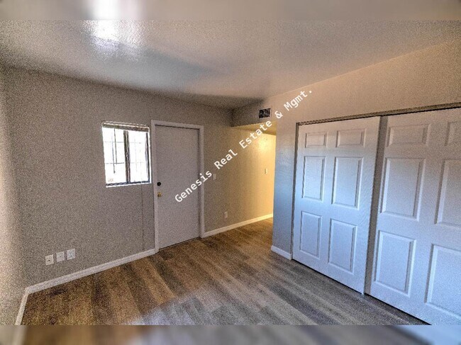 Building Photo - 3211 E Edison St