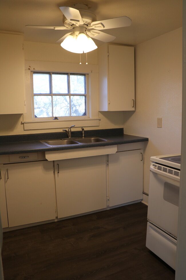 Kitchen - 615 E Borden St