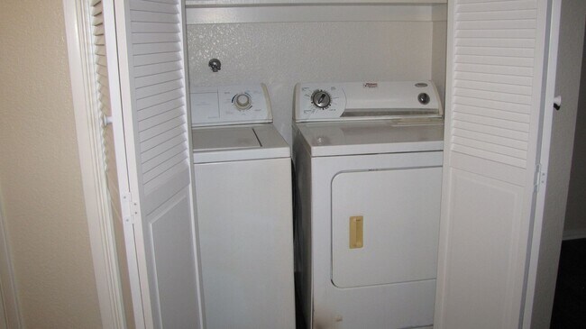Building Photo - Condo in South West Bakersfield Private Co...