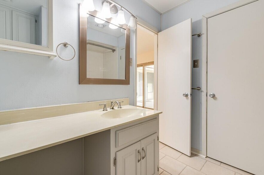 master bathroom - 2000 Geneva Dr