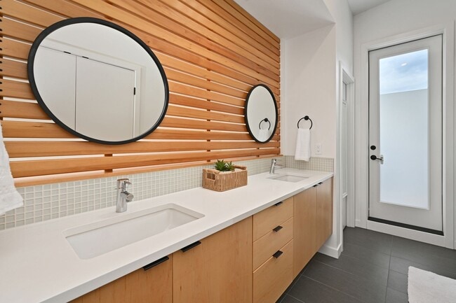 Building Photo - Modern 3-Level Townhome (2020) with Private Roof Deck & A/C