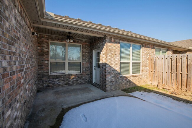 Building Photo - ***116 Alder Street***