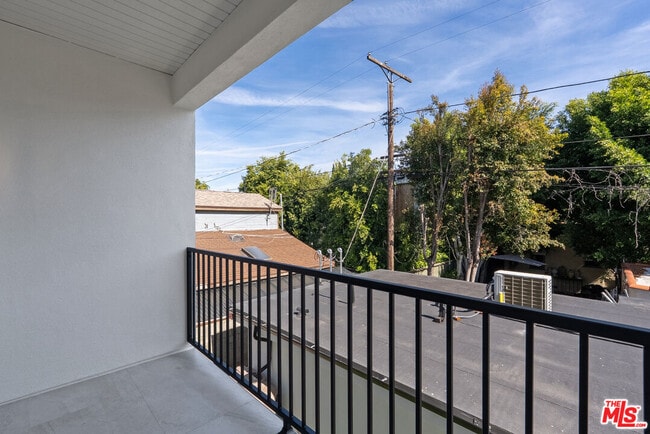 Building Photo - 824 N Orange Grove Ave