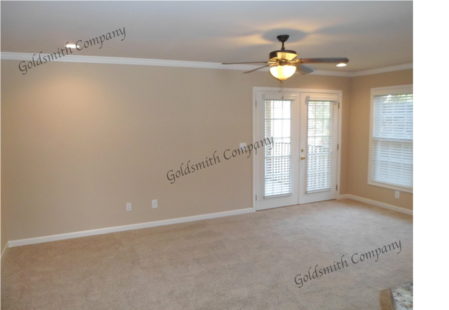 Building Photo - "Spacious 3-Bedroom Townhouse with 2.5 Bat...