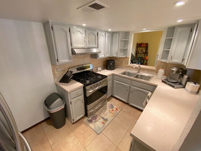 Building Photo - East El Paso 4 bed Refrig A/C!