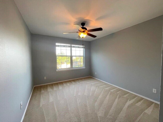Building Photo - 9432 Castle Pines Dr