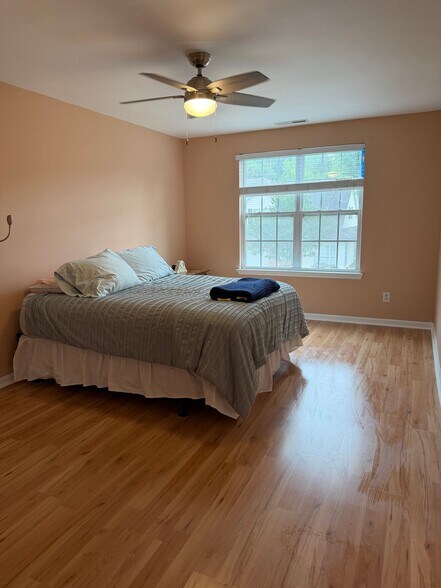 Building Photo - 623 Oakfield Tr