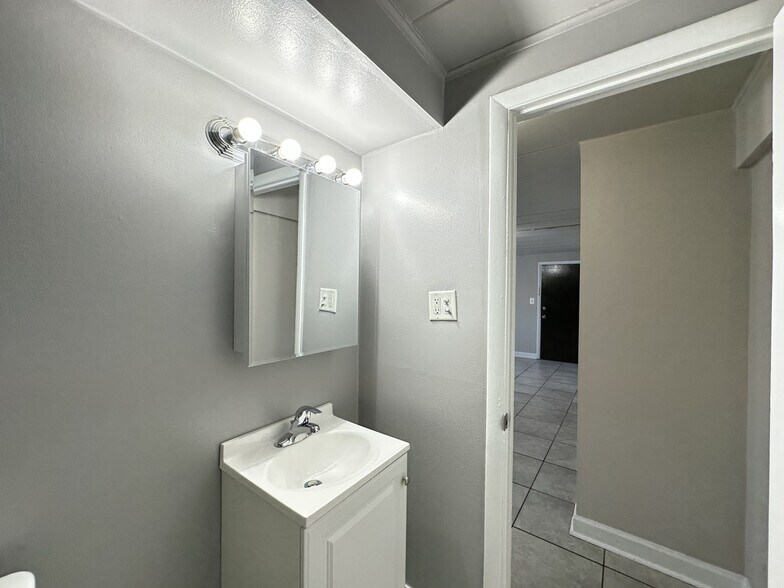 Building Photo - 9632 Ivanhoe Ave