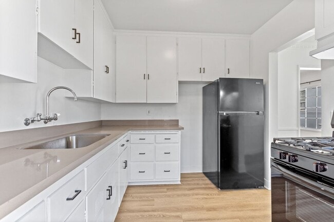 Building Photo - Remodeled 2-Bedroom Apartment Near UCLA wi...