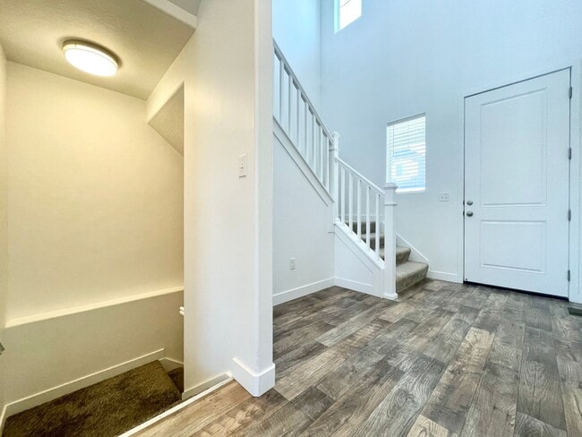 Building Photo - HOLIDAY MOVE IN SPECIAL!