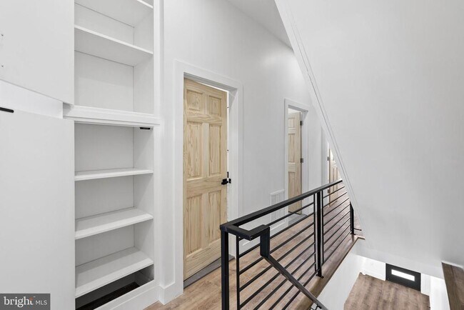 Building Photo - 458 W Earlham Ter