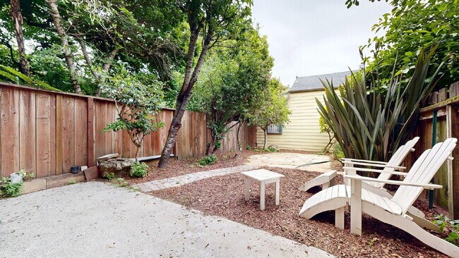 Building Photo - Convenient & Large 2BR/1BA Flat w/ In Unit Laundry & Dishwasher